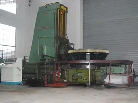 Gear hobbing machine